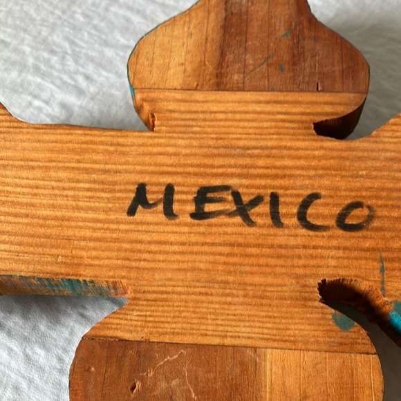 Artistic Wooden Cross with Bluebonnets & Bee Design- Handcrafted- made in Mexico - Picture 15 of 16